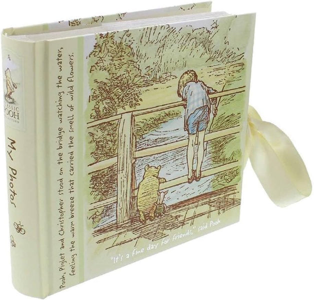 Album with illustrations of a boy and bear by a bridge, featuring text.