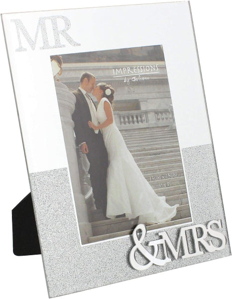 Wedding photo frame with 'MR & MRS' text and a couple embracing on steps.