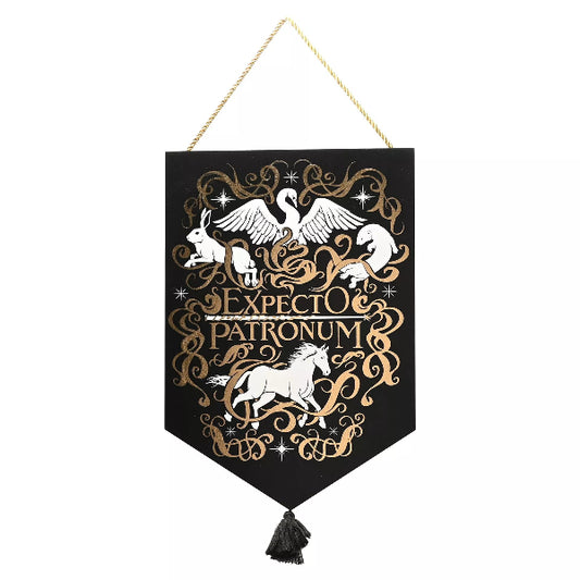Decorative banner with 'Expecto Patronum' text and winged creatures on a black background.
